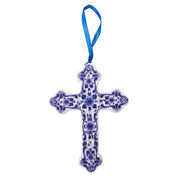 Dekoratives Kreuz mit blauen Blumenmustern auf weißem Hintergrund